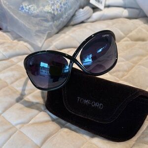 Black Cat-Eye Sunglasses with Protective Case